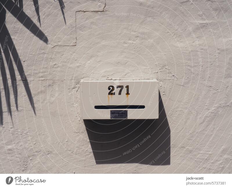 Briefkasten 271 Briefkastenschlitz Nummer Hausnummer Hintergrund neutral Schilder & Markierungen authentisch Sonnenlicht Schatten Ziffern & Zahlen Palmwedel