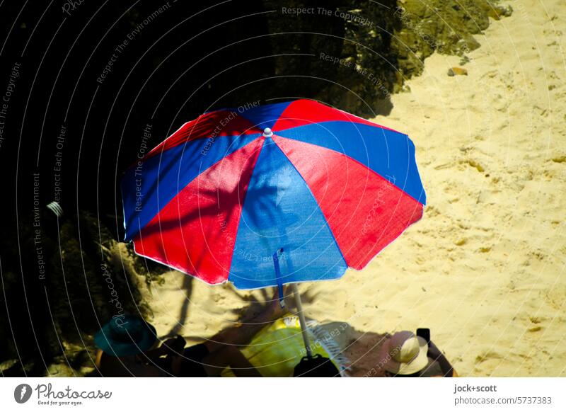 schattiger Platz unter dem Sonnenschirm Strand Sommer Ferien & Urlaub & Reisen Erholung Sommerurlaub Sonnenlicht Schatten Vogelperspektive Decke