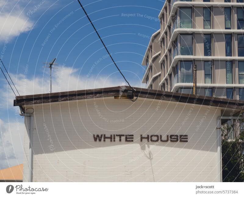 WHITE HOUSE weißes Haus Fassade Himmel Wolken Sonnenlicht Schatten Architektur Englisch Queensland Australien authentisch Umwelt Stil Schriftzeichen Stromkabel