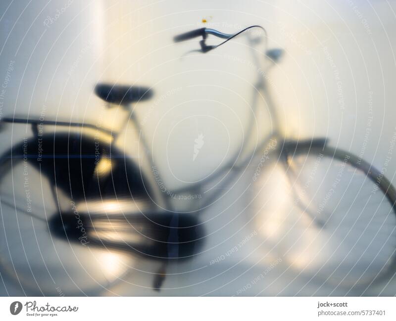 Silhouette eines Drahtesels Fahrrad Reflexion & Spiegelung Schaufenster Unschärfe Lichterscheinung hollandrad neu Kunstlicht Gedeckte Farben Ladengeschäft