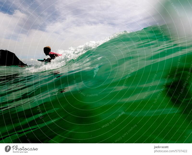 Früh übt sich, wer ein Meister auf dem Surfbrett werden will Surfer jung Meer Wellen Surfen Surf-Wellen Sportaktivitäten Küste Lifestyle Wellenlinie Dynamik