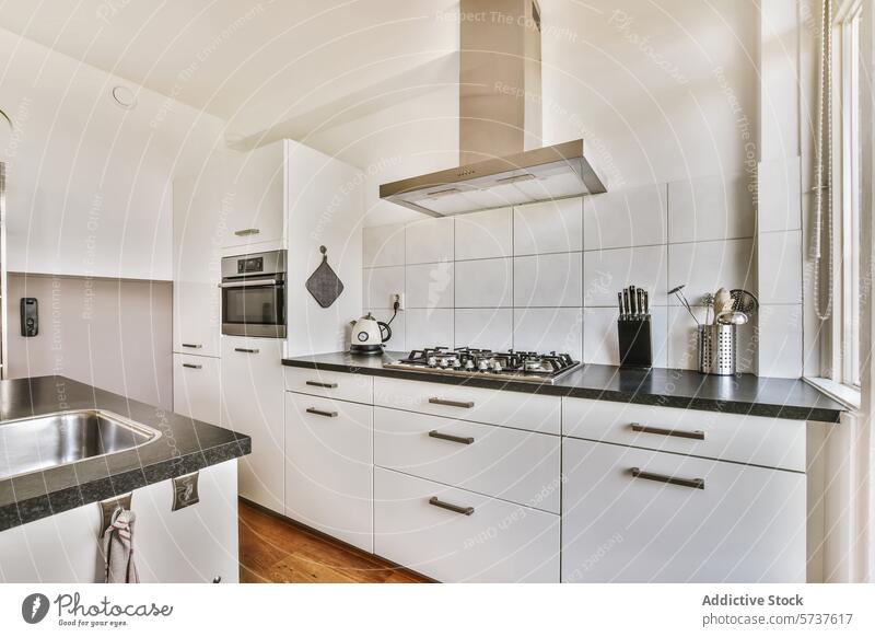 Moderne Kücheneinrichtung mit Geräten aus Edelstahl Innenbereich modern weiß Schreinerei rostfrei Stahl Vorrichtung Gas Herdplatte Arbeitsplatte gut beleuchtet