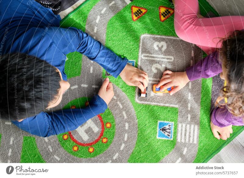 Kinder beim kreativen Spiel mit buntem Spielzeug spielen PKW Spielmatte Junge Mädchen Vorstellungskraft Aktivität farbenfroh Spielzeit Spaß Freizeit