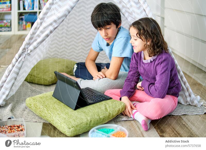 Geschwister beim kreativen Spiel mit Hama-Perlen und Tablette Kinder spielen Junge Mädchen gemütlich Zelt Vorstellungskraft digitale Kompetenz Spielzeit