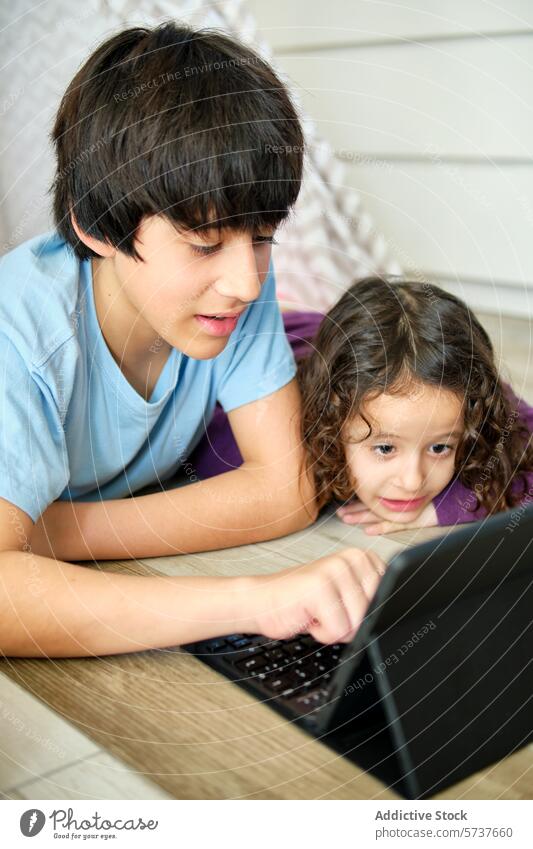 Zeit für Geschwisterkontakte bei Indoor-Aktivitäten Kind Bonden Tablette Spiel Technik & Technologie interaktiv Junge Mädchen Geschwisterkind spielen