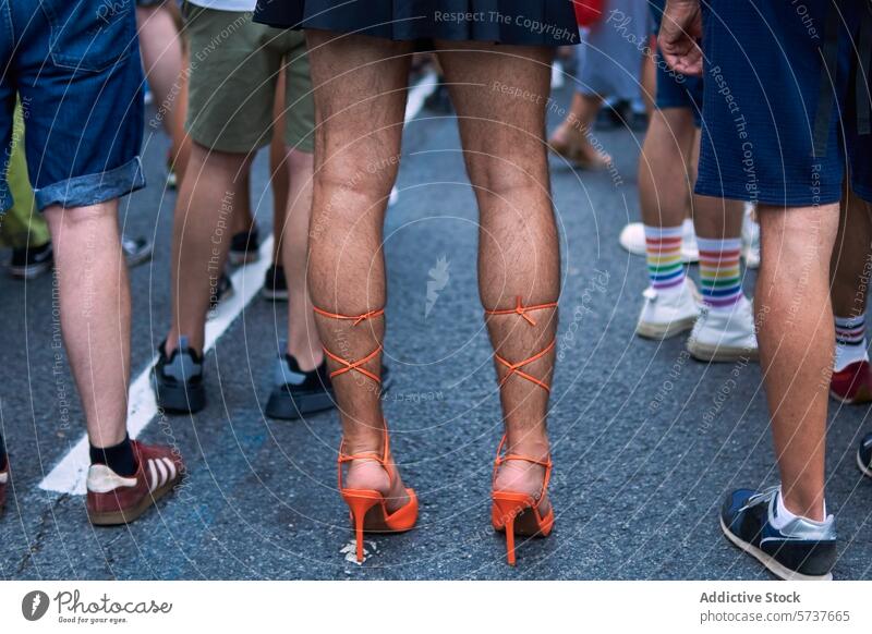 Ausdrucksstarkes Schuhwerk bei einer LGBTIQ-Pride-Veranstaltung Stolz Feier Vielfalt Selbstdarstellung Damenschuhe Schuhe orange Mode Straße Parade Gemeinschaft