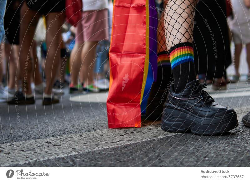 Vielfältige Beine und Regenbogensocken beim Pride March LGBTIQ Stolz Fahne Socken März Feier Solidarität Vielfalt Straße Ebenerdig laufen farbenfroh Parade