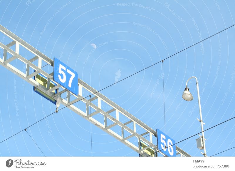 57 mit Mond + Lampe Oberleitung Gleise Straßenbeleuchtung Eisenbahn blau Himmel Blauer Himmel