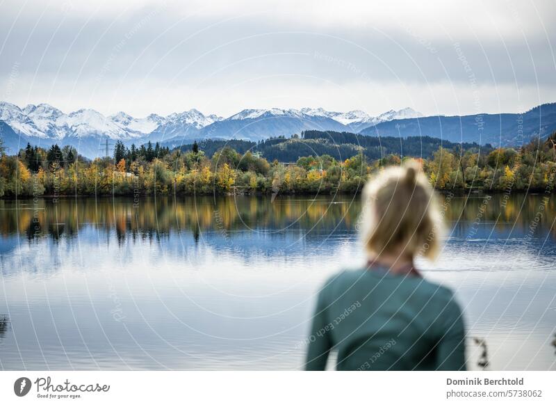 Frau blickt in die Ferne unscharf Gewässer Erwachsene Berge See Landschaft Aussicht Fernweh Panorama (Aussicht) Himmel Wasser Herbst Herbstlich Herbststimmung