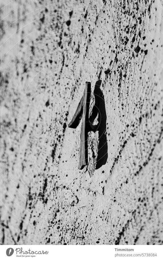 Da, Haus Nummer 1! Hausnummer Zahl 1 Hauswand Putz Licht Schatten Metall Fassade Ziffern & Zahlen alt Detailaufnahme Schwarzweißfoto Menschenleer Erinnerungen