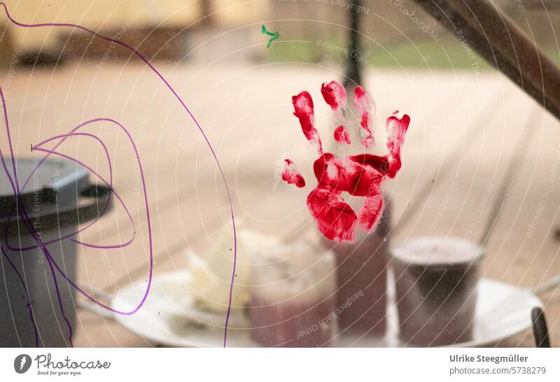 Ein roter Handabdruck von einem Kind am Fenster Leben mit Kindern Spielen Spaß Finderfarbe bunt bunte hand grenzenlos frei lernen Kreativität