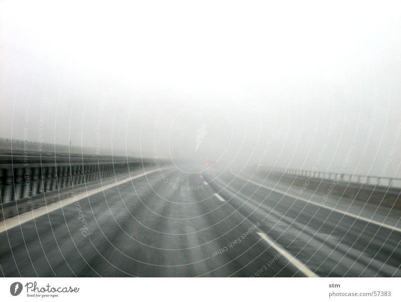 lost Ferien & Urlaub & Reisen Ferne Nebel Regen Straße Autobahn Streifen Bewegung fahren grau Spuren Nieselregen Glätte Außenaufnahme