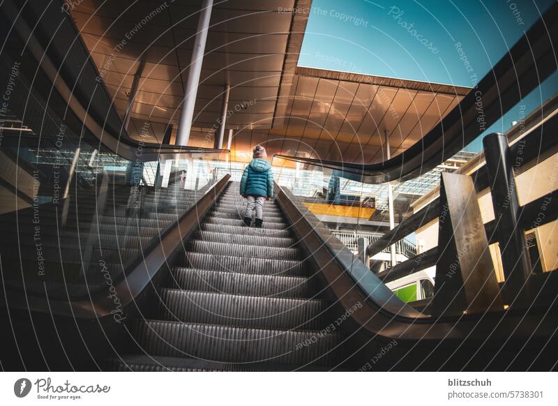 Kleines Mädchen alleine auf einer Rolltreppe Architektur Verkehr Bahnhof Station Stadt transport Beförderung urban aufwärts Treppe modern Kind Großstadt reisen