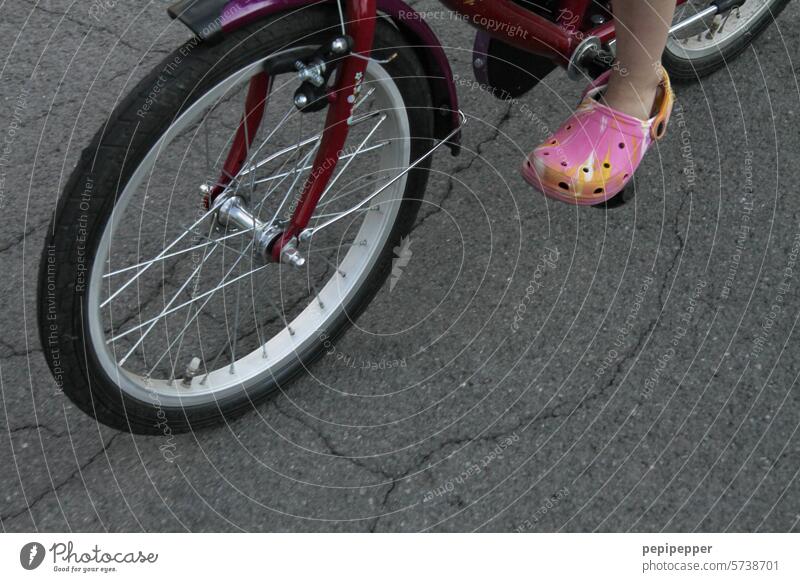 Kinderfahrrad Fahrrad Spielen Freizeit & Hobby Kindheit Außenaufnahme Farbfoto Fahrradfahren Kinderschuhe Crocs Kindererziehung kindlich kindliche Darstellung