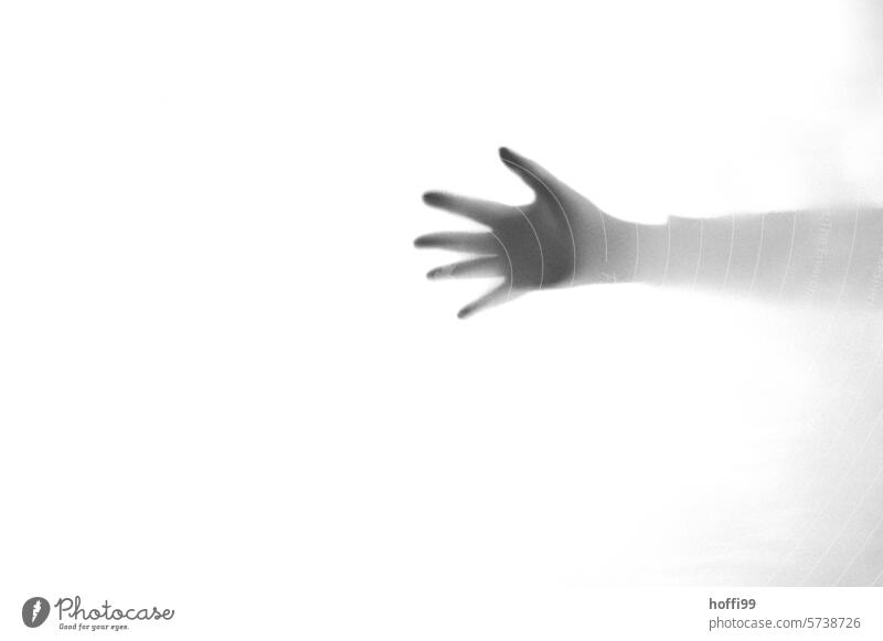 ausgestreckte Hand hinter einem Vorhang ausgestreckter Arm Finger Arme Mensch Licht Körperteil gestikulieren Handfläche minimalistisch Schatten Konzept