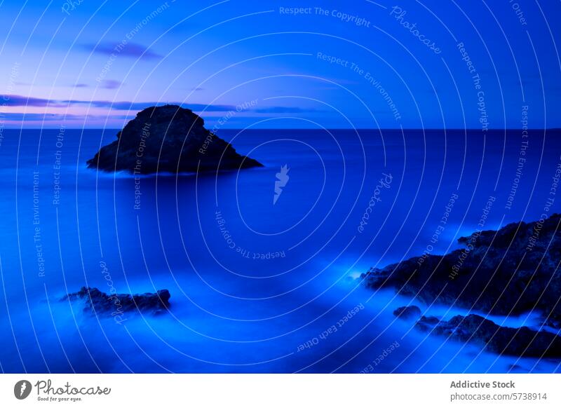 Ruhige Dämmerungslandschaft am Meer mit Felsen Meereslandschaft ruhig MEER felsig Felsnase blau Gelassenheit ätherisch sanft Hintergrund Natur Landschaft