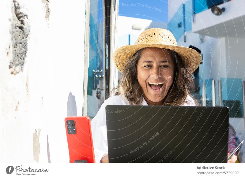 Fröhlicher digitaler Nomade bei der Arbeit am Laptop im Freien Frau sonnig Küstenstreifen heiter online Business freiberuflich abgelegen Job