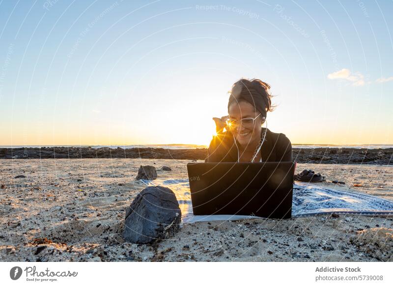 Digitaler Nomade arbeitet am Laptop bei Sonnenuntergang am Strand digitaler Nomade Fernarbeit Frau Lächeln freiberuflich reisen MEER Technik & Technologie