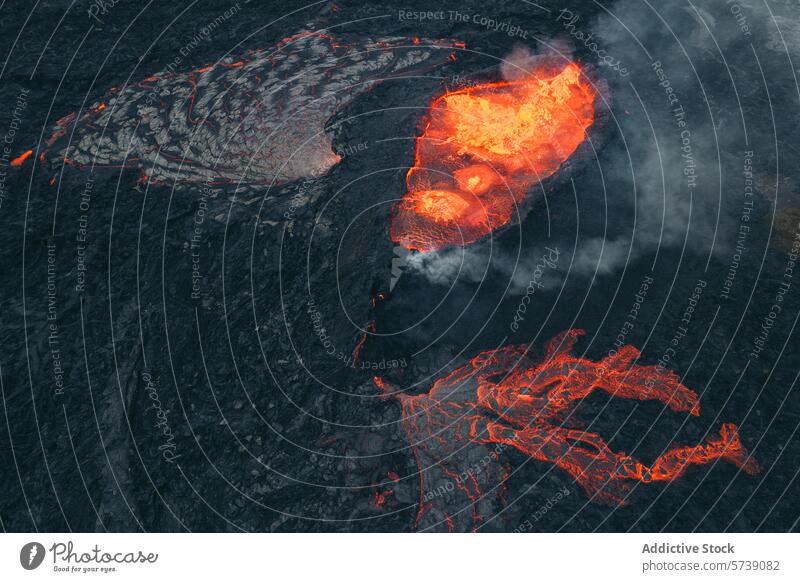 Luftaufnahme eines geschmolzenen Lavastroms in der isländischen Landschaft Antenne Ansicht fließen Gelände Erde erwärmen Rauch Geologie vulkanisch Eruption