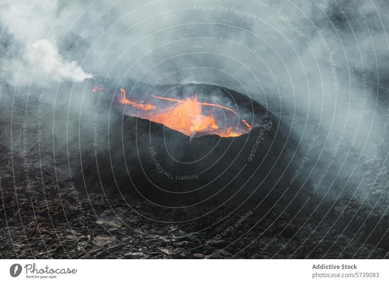 Geschmolzene Lava in einem Vulkankrater in Island Krater geschmolzen rauchend robust Landschaft Eruption Geologie Natur Feuer heiß Rauch vulkanisch Geothermie