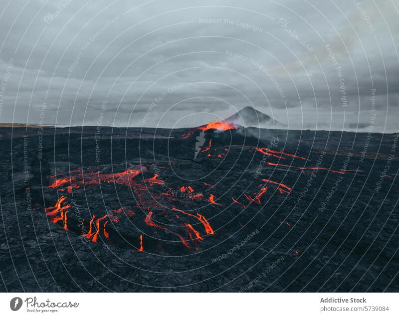 Geschmolzene Lava fließt durch isländische Vulkanlandschaft Island Landschaft geschmolzen fließen Geologie Natur Eruption vulkanisch Gelände Feder Rauch Umwelt