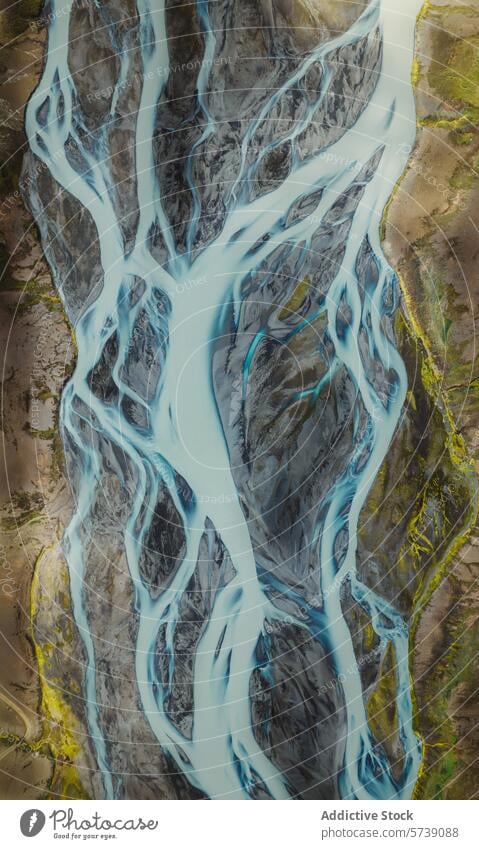 Luftaufnahme eines Gletscherflusses in der zerklüfteten Landschaft Islands natürliche Schönheit von oben nach unten milchiges Wasser geschlängelt texturiert