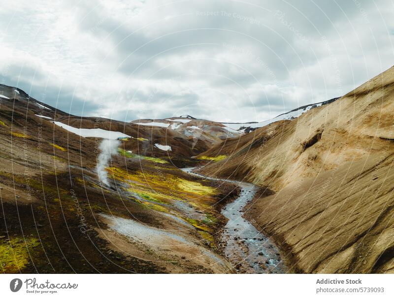 Dampf steigt aus einem geothermischen Fluss in den isländischen Hügeln auf Island Geothermie Verdunstung Schnee Landschaft Natur im Freien Sediment farbenfroh