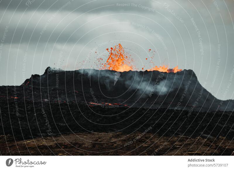 Generiertes Bild Vulkan Eruption Lava Feuer Island Natur Landschaft Geologie vulkanisch Magma explosiv Rauch feurig heiß Asche geschmolzen Felsen Umwelt