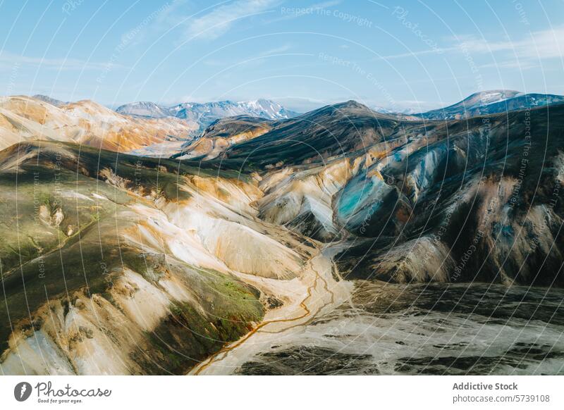 Luftaufnahme der farbenfrohen Rhyolithberge von Landmannalaugar, Island Berge natürliche Schönheit Landschaft geologisch Täler unberührt malerisch Wildnis