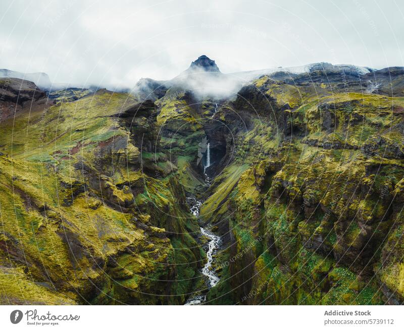 Neblige Berge und Wasserfall in Islands zerklüfteter Landschaft Berge u. Gebirge Nebel grün robust Gelände malerisch Ansicht im Freien Natur reisen Wildnis