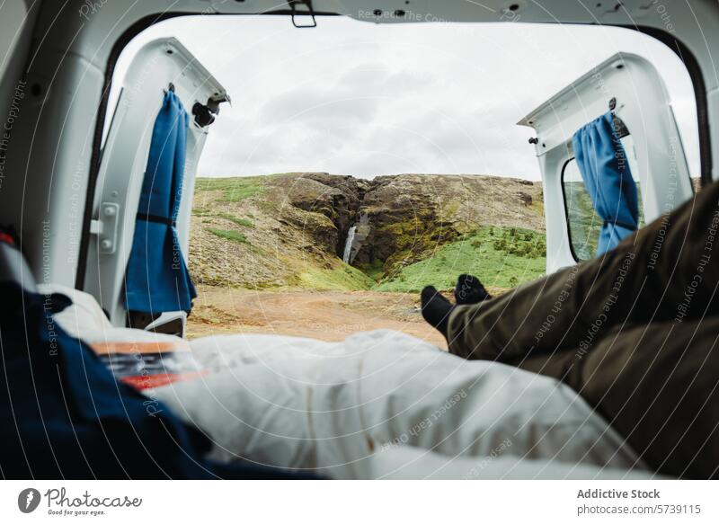 Van-Life-Ansicht eines Wasserfalls in Islands zerklüftetem Terrain Wohnmobil Abenteuer reisen Landschaft Natur Türen öffnen Van Leben Autoreise malerisch