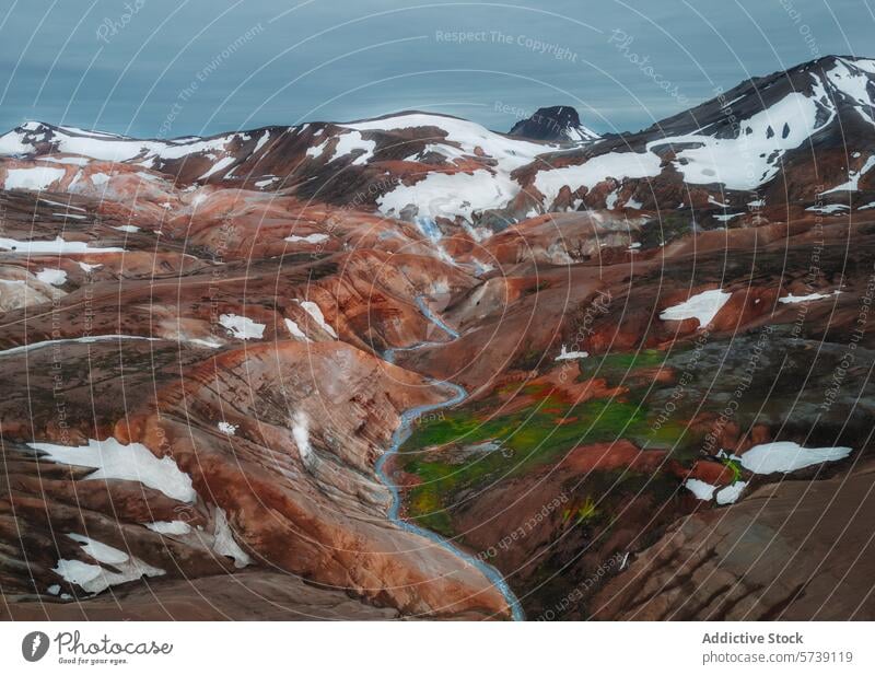 Majestätische Vulkanlandschaft mit bunten Rhyolithbergen in Island Landschaft vulkanisch Berge u. Gebirge Antenne Ansicht pulsierend Tonung Schnee Fluss