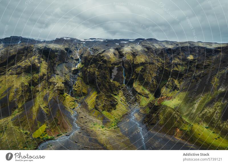 Luftaufnahme des zerklüfteten isländischen Hochlands mit Wasserfällen Island Antenne Landschaft Wasserfall Moos Gelände dramatisch Stimmung Himmel robust
