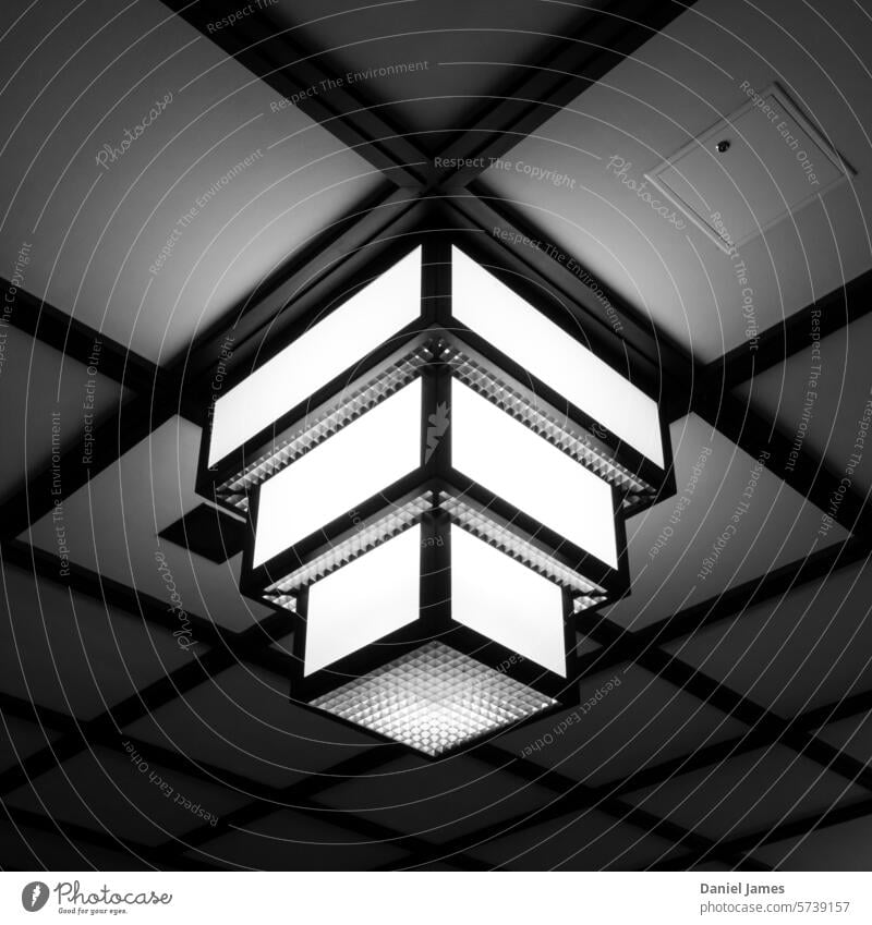 Geometrische Deckenleuchte im Art-Déco-Stil. Licht Lampe Beleuchtung leuchten Kunstlicht schwarz auf weiß Art deco geometrisch u-bahn Station stylisch klassisch