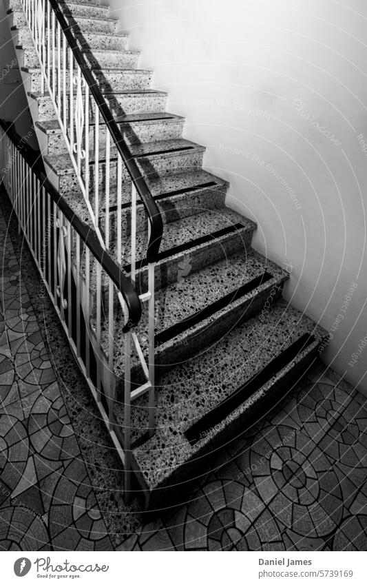 Wohnungstreppe mit Fliesen und Terrazzo Appartement Treppe Kacheln Haus Wohnhaus Mehrfamilienhaus Treppenhaus Landen Wand Menschenleer aufwärts Besteigung