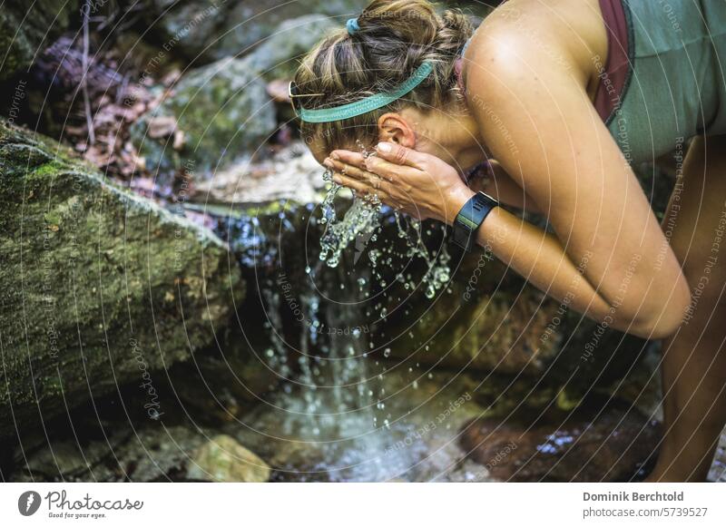 Frau kühlt sich in einem Gebrigsbach ab wandern fluss gewässer abkühlen abkühlung wasser nass sommer schwitzen Erfrischung Kneipp Kneippkur Wasser Sommer Fluss