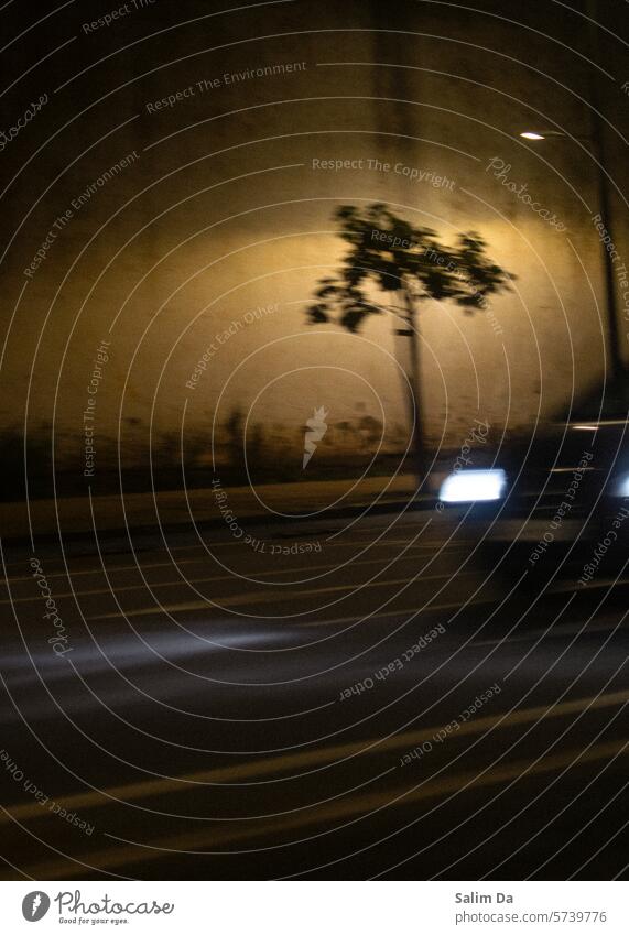 Ästhetik eines schnellen Autos. Nachtaufnahme Nachtleben Nachtfotografie Nachtaufnahmen Nachtzeit bewegend PKW Foto Fotografie Fotos Fotografieren