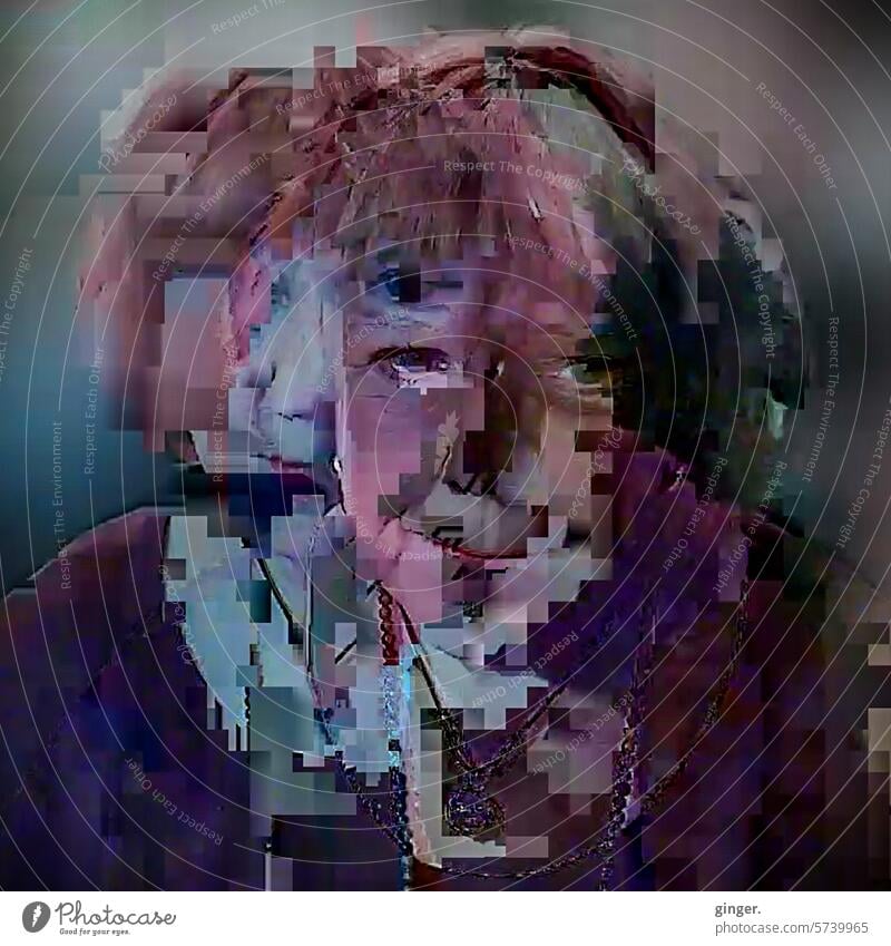 Bildstörung - verpixeltes Selbstportrait (888) Fehler Pixel Übertragung Porträt Erwachsene Frau Gesicht Mensch Ausdruck pixelkunst Blick weiblich