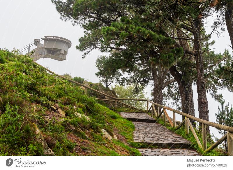 Mirador de Fito, Aussichtspunkt, der mehrere Meter über dem Boden hängt und einen 360-Grad-Blick auf die Gipfel Europas und die asturische Küste bietet, Asturien.