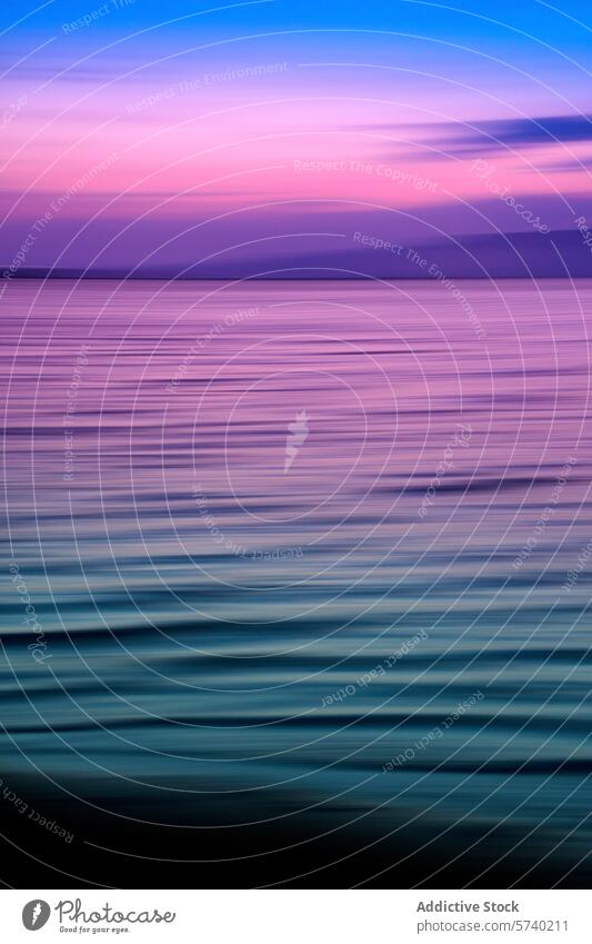 Ein atemberaubendes Schauspiel violetter und magentafarbener Farbtöne in der Dämmerung, die sich in den sanften Wellen des Ebro-Deltas spiegeln delta del ebro