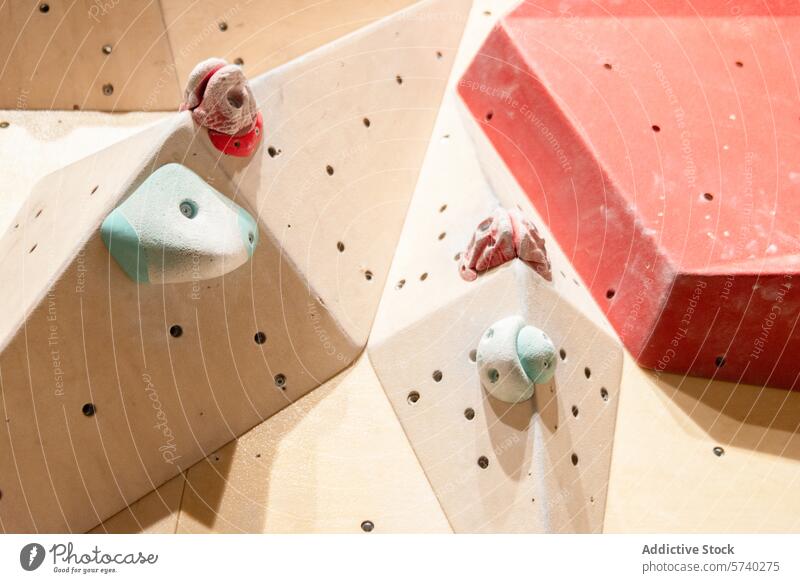 Nahaufnahme einer Indoor-Kletterwand mit bunten Griffen im Innenbereich Handgriff Standbein farbenfroh Textur Klettern Einrichtung Detailaufnahme Sport Hobby