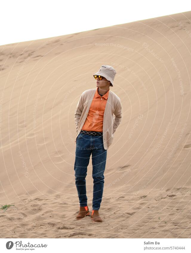 Stilvoll durch die Sandwüste sandig Aufenthalt stylisch Wüsten Menschenleer Wüstenlandschaft Mode modisch Model Außenaufnahme Außenseite Natur natürlich gestylt