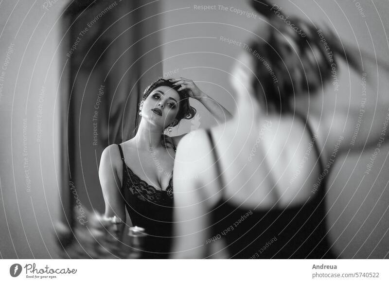 junges brünettes Model und Schauspielerin vor einem Spiegel, schwarz-weiß Mädchen Perlen schwarz auf weiß spielen Rolle Spannungsbogen Historie selbst im Zimmer
