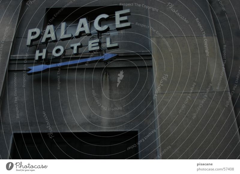 palace hotel Hotel Unterkunft dunkel Leuchtreklame Haus Fassade Anzeige