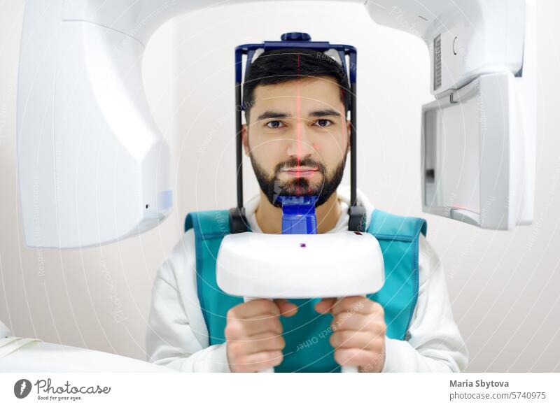 Ein Zahnarzt macht eine digitale Röntgenaufnahme mit einem männlichen Patienten in einer Zahnklinik. Panorama-Röntgenaufnahme. Moderne professionelle zahnärztliche Ausrüstung für Krankenhaus, Klinik, medizinisches Zentrum.