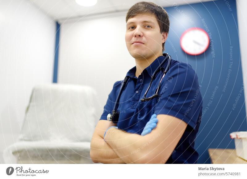 Porträt eines Allgemeinmediziners in einer Arztpraxis während der Behandlung eines Patienten. Allgemeinmedizinerin Familie Büro in die Kamera schauen gp arzt