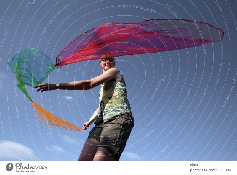 Frau mit fliegenden Tüchern Tuch Akrobatik Sport Bewegung Kunst Himmel Wolken Arme Hemd Shorts Dynamik Freude schweben Sommer Freiheit Funsport Freizeit & Hobby