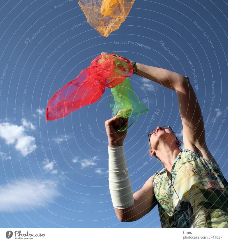 Frau mit fliegenden Tüchern Tuch Jonglage Akrobatik Sport Bewegung Kunst Verband Himmel Wolken Arme Hemd Dynamik Froschperspektive Freude schweben Sommer