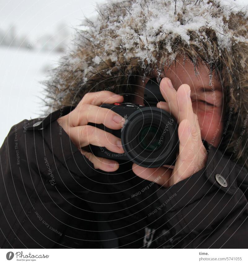 photographing the photographer fotografieren Frau Winter Kamera Fotoapparat Schnee kalt Landschaft geschlossenes Auge Kapuze Jacke Mantel Objektiv Finger Hand