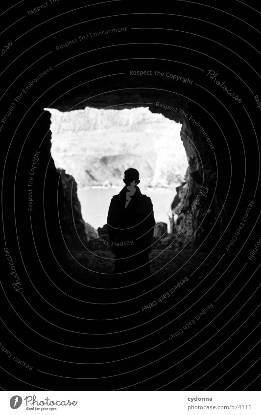 Im Dunkeln stehn Mensch Mann Erwachsene Leben Landschaft Felsen Küste Höhle Abenteuer Stress Einsamkeit Gefühle geheimnisvoll Identität Mittelpunkt Pause ruhig